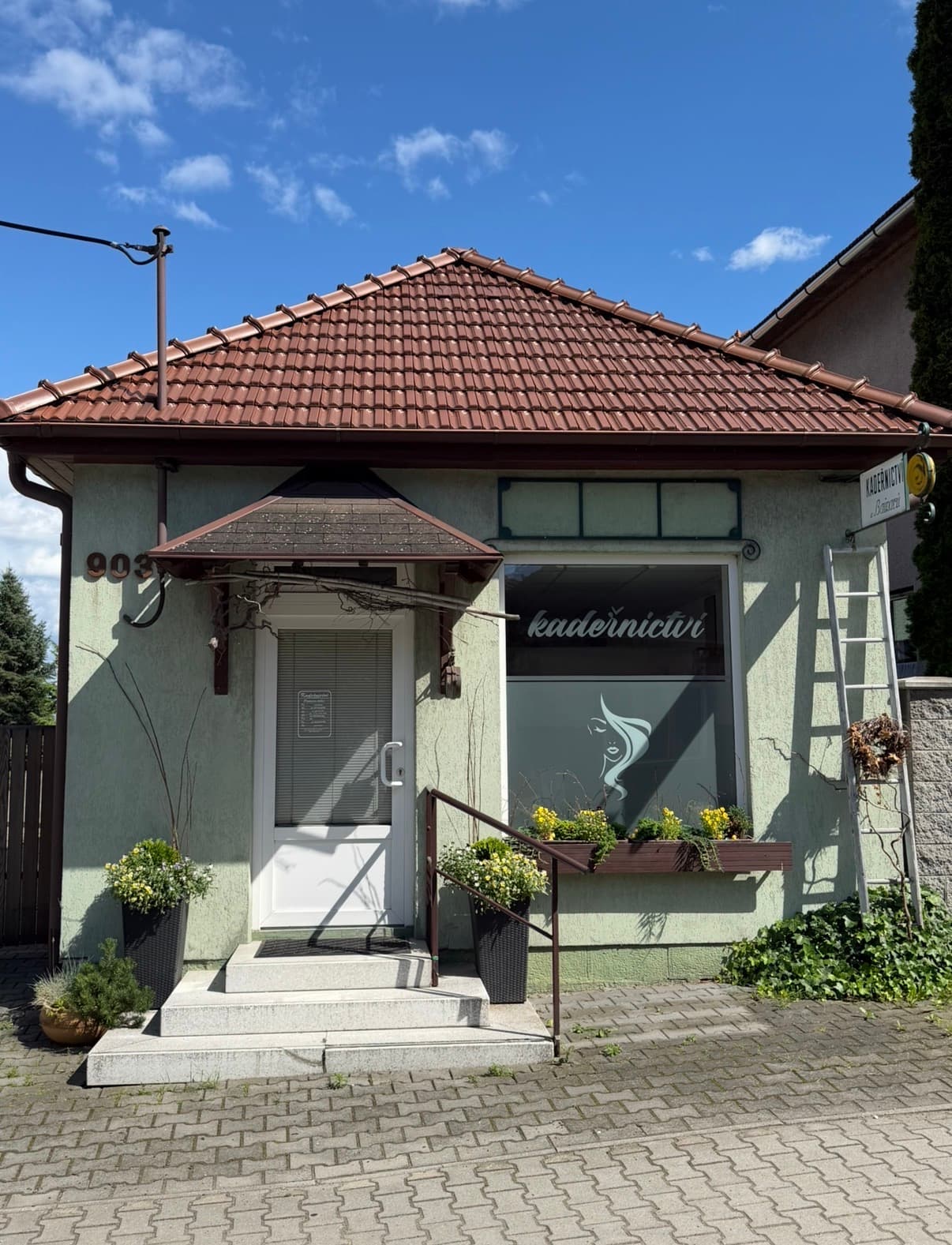 Exteriér salonu Magda